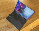 Mitsamt AMD Ryzen 9 und RTX 4080 kostet das Asus ROG Strix SCAR 17 derzeit nur 2.106 Euro (Bild: Allen Ngo)