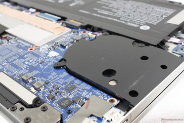 Zweiter Lüfter fehlt. Dieser wird nur in den Konfigurationen mit GeForce-MX330-GPU eingesetzt