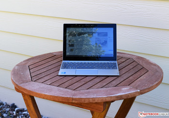 das Lenovo IdeaPad Miix 320 im Schatten
