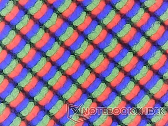Die matten Subpixel wirken scharf und nur minimal körniger als bei einem reflektiven Gegenstück.