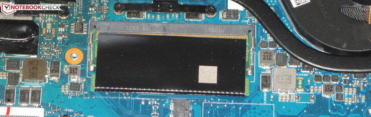 Der Rechner verfügt über eine Arbeisspeicherbank, die mit einem 16-GB-Modul belegt ist. Weitere 16 GB Speicher sind fest verlötet.