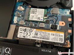 Die SSD befindet sich unter einer verschraubten Abdeckung.