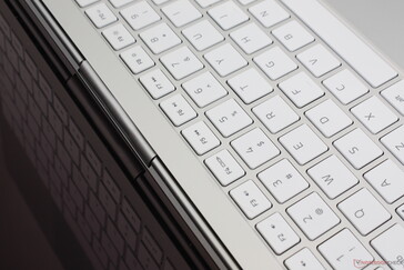 Der untere Displayrand ist noch etwas schmaler als beim Blade-Laptop. Die Stabilität der Scharniere ist ordentlich, es wippt nur minimal nach, könnte aber dennoch fester sein