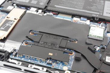 Die Heatpipe ist kürzer aber dicker als die im älteren Inspiron 14 Plus 7420
