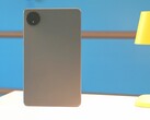 Das Gehäuse ist eher unspektakulär, aber Xiaomi hat einen starken Akku und ein helles Display darin eingepackt.