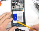 Der Teardown-Experte des JerryRigEverything-Channels freut sich über die Verbesserungen im Inneren des Samsung Galaxy S23 Ultra.