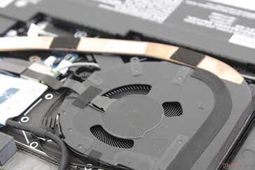 Die Kühllösung besteht aus einem Lüfter mit einem Durchmesser von ~45-50 mm und einer kurzen Heatpipe.