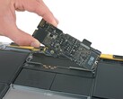 Die nächste Generation des 12 Zoll MacBook könnte ein noch kleineres Mainboard erhalten. (Bild: iFixit)