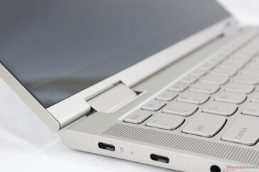 Die Tastatur lässt sich in der Mitte leicht eindrücken