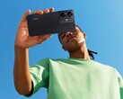 Das Realme C55 wird wahlweise in Schwarz oder mit einem Farbverlauf von Rot auf Grün angeboten. (Bild: Realme)