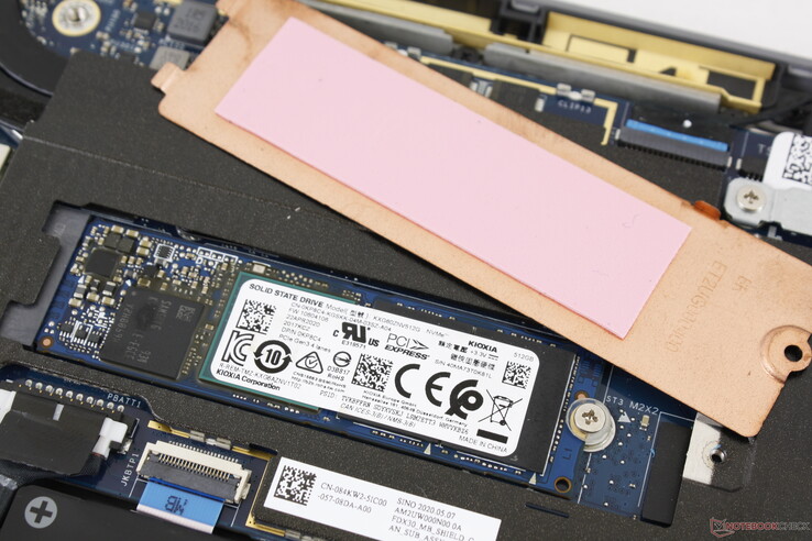 M.2 2280 SSD mit entferntem Kupfer-Hitzeverteiler. Es gibt keinen sekundären Speicherplatz.