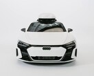 Der zumindest äußerlich modifizierte Audi RS e-tron GT in mattweiß ist ein echter Hingucker (Bild: Ken Block)
