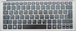 Eine Hintergrundbeleuchtung für die Tastatur gibt es nicht.