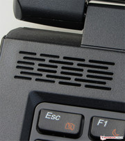 Die Lautsprecher sitzen oberhalb der Tastatur.