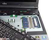 Unter der Tastatur befinden sich die zwei bereits belegten RAM-Slots.