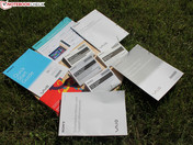 So viel Papier.  Schnellanleitungen, Windows 8 Guides, Geräte-Anleitungen, Garantiebedingungen, Infos zum mobilen Breitbandzugang (3G Modem)