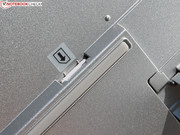 Der Einschub für die Sim-Card ist eindeutig zu identifizieren (Rückseite des Displays).