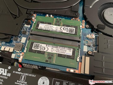 Die beiden RAM-Module befinden sich unter einer zusätzlichen Abdeckung.