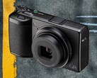 Die Ricoh GR IV sieht der GR III auf den ersten Blick zum Verwechseln ähnlich. (Bildquelle: Ricoh, bearbeitet)