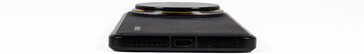Kinnseite: Lautsprecher, USB, Mikrofon, SIM